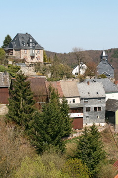 Biebertal-Königsberg, Blick auf Schloss und Ev. Kirche