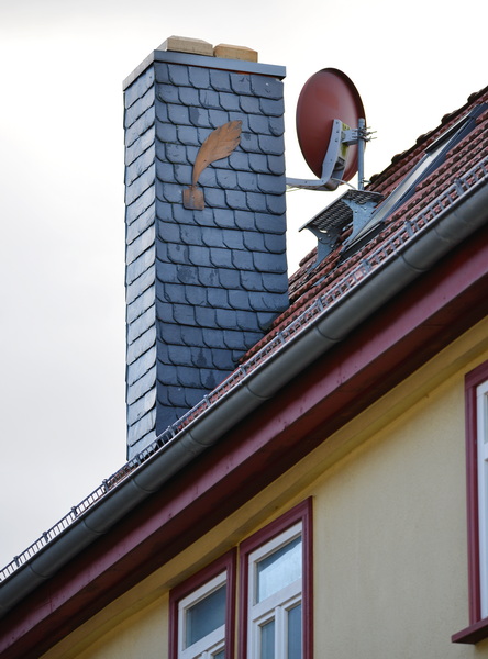 Am Schornstein des Hauses Anger 4 ist ein Tintenfass angebracht.