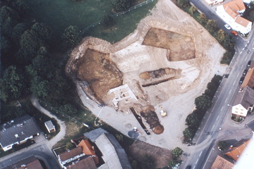 Luftbild 1999 Ausgrabung der Burg gen. der "Perch"